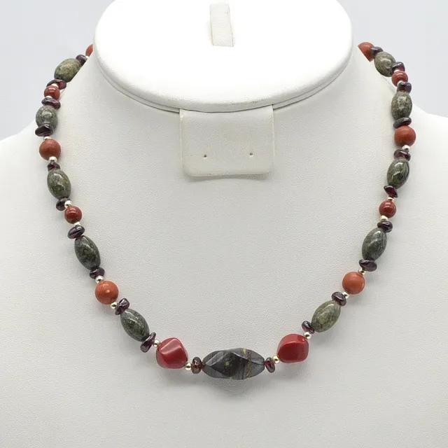VINTAGE EDELSTEINCOLLIER AUS ALMANDIN, JASPIS UND AVENTURIN, POLIERTE OBERFLÄCHE, MIT SILBERPERLEN UND VERSCHLUSS AUS VERGOLDETEM STERLINGSILBER, CA. 46 CM.