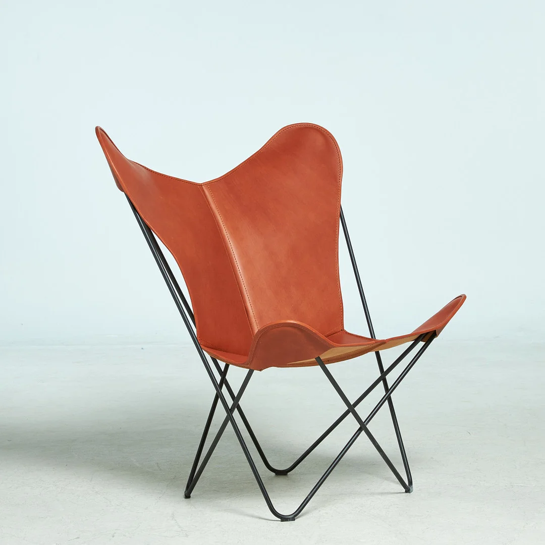 DENNIS MARQUART. FÅTÖLJ, "Papillon Chair", s.k. fladdermusfåtölj, för OX Denmarq, samtida, stomme av svartlackerat stål, klädsel i cognacsfärgat läder. — Armchairs & Chairs — Stockholms Auktionsverk Sickla