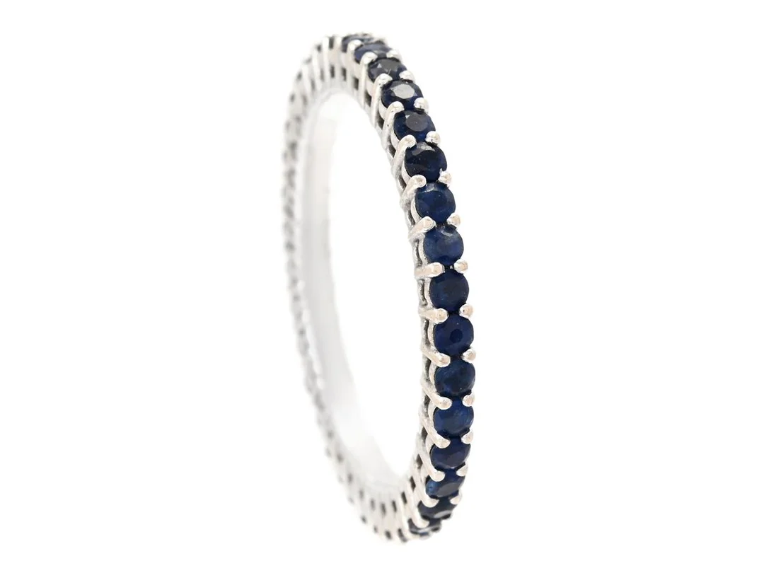 HELALLIANSRING, 18K vitguld, 38 safirer ca 1,04 ctv, stl 16,75 mm, vikt 2,3 g. — Smycken/Alliansring — Kaplans