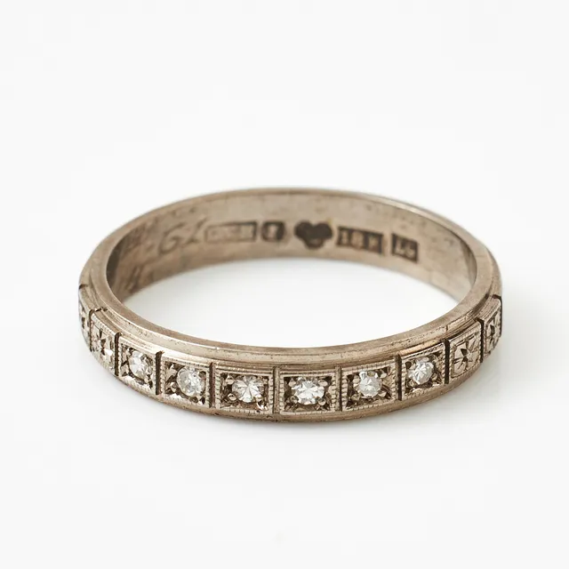 HALVALLIANSRING, 18 k vitguld, 6 små åttkantslipade diamanter, Guldvaruhuset, Stockholm 1961.