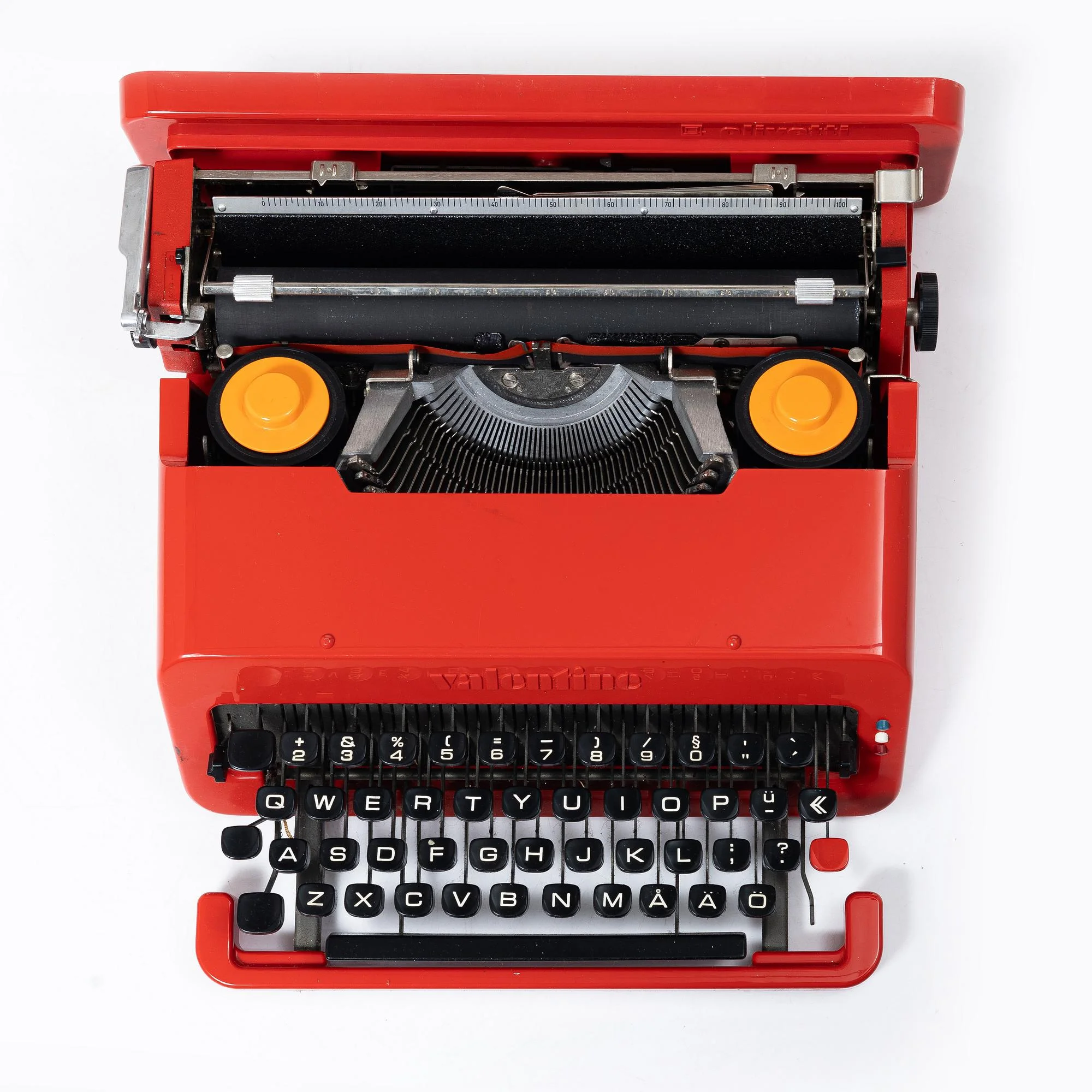 Ettore Sottsass, Skrivmaskin, "Valentine", Olivetti, Italien, 1900-talets andra hälft. — Design/Övrigt — Bukowskis