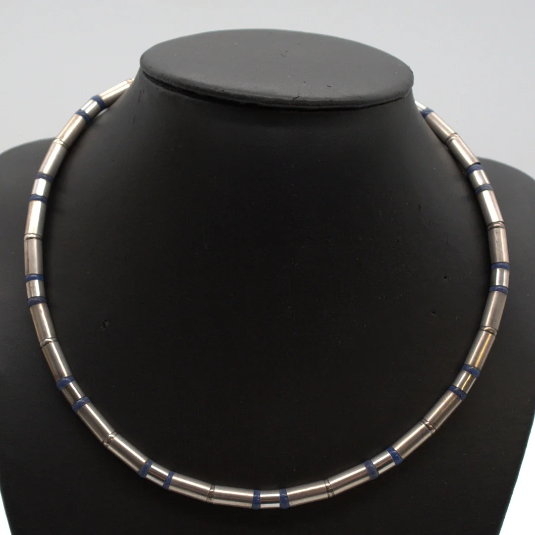 STERLING SILBER DESIGNER-HALSKETTE MIT LAPISLAZULU, , 2. HÄLFTE DES 20. JAHRHUNDERTS, CA. 42,5 CM. — Necklace — Kunst- und Auktionshaus Kleinhenz