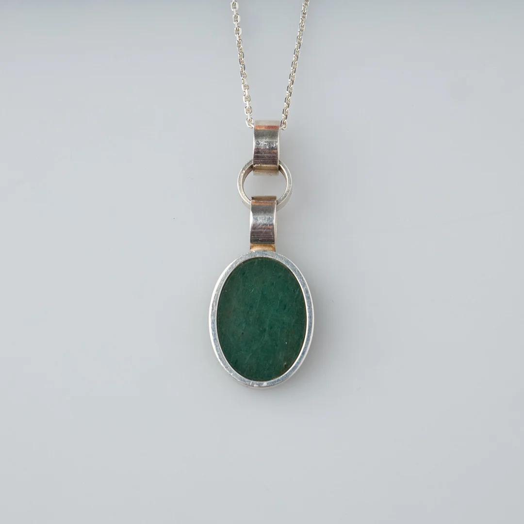 ELIS KAUPPI. Halssmycke, pendant. Kalcedon och silver 925, Kupittaan Kulta, Turku. — Necklace — Stockholms Auktionsverk Helsinki
