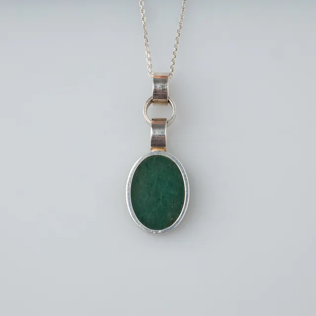 ELIS KAUPPI. Halssmycke, pendant. Kalcedon och silver 925, Kupittaan Kulta, Turku.