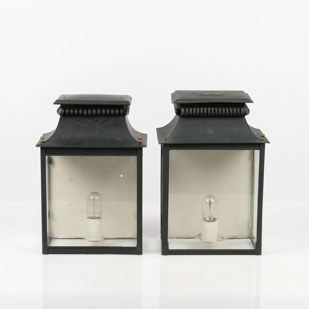 VÄGGLAMPOR/YTTERBELYSNING, ett par, bemålad plåt och klarglas, 1900-talets första hälft. — Wall Lights — Stockholms Auktionsverk Helsingborg