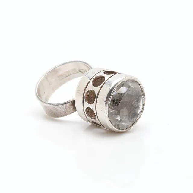RING, silver med bergskristall, Bengt Hallberg, Köping, 1968.