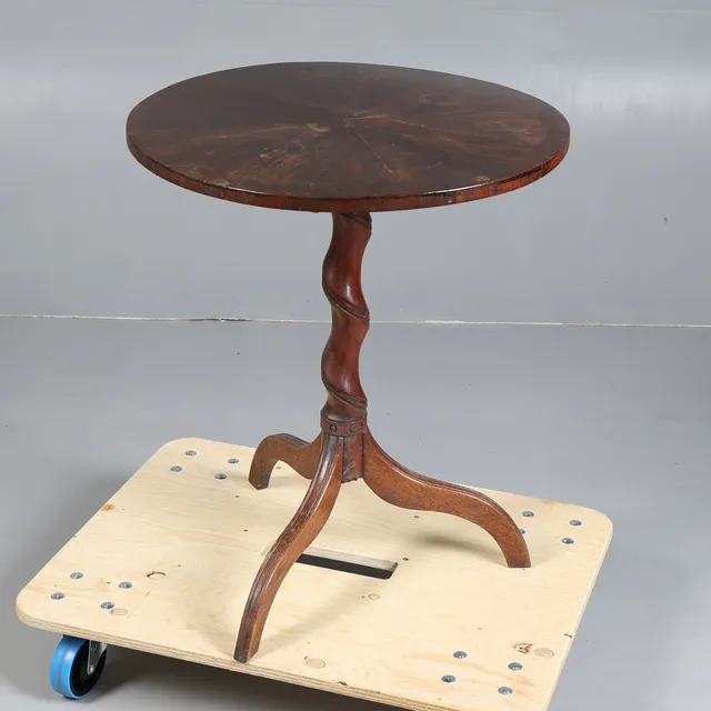 A 19TH CENTURY ROSEWOOD AND MAHOGANY OCCASIONAL TABLE.