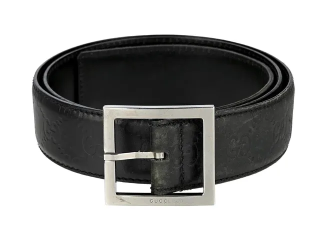 BÄLTE, GUCCI, Logo, svart läder, silver spänne, märkt 95, bredd 4 cm, bruksslitage.