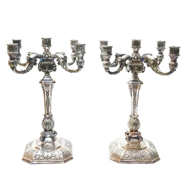 MASRIERA Y CARRERAS. PAREJA DE GRANDES CANDELABROS DE 5 LUCES EN PLATA LABRADA Y PUNZONADA.