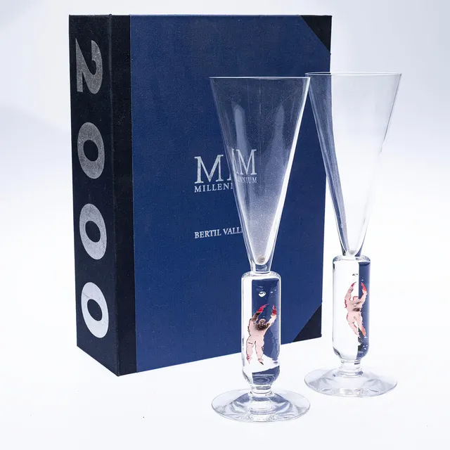 BERTIL VALLIEN. Champagneglas, ett par, glas, "Millenium", signerade, etikettmärkta, formgivna 2000, Kosta Boda.