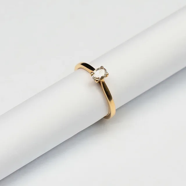 RING, 18k guld, med oval slipad diamant, ca 2,8gram.