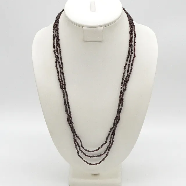 BÖHMISCHES COLLIER AUS GRANATSTEINEN, FACETTIERT UND POLIERT, 8 KARAT VERSCHLUSS (GEPRÜFT) MIT EINEM KLEINEN DIAMANT, DREISTRÄNGIG, UM 1900.