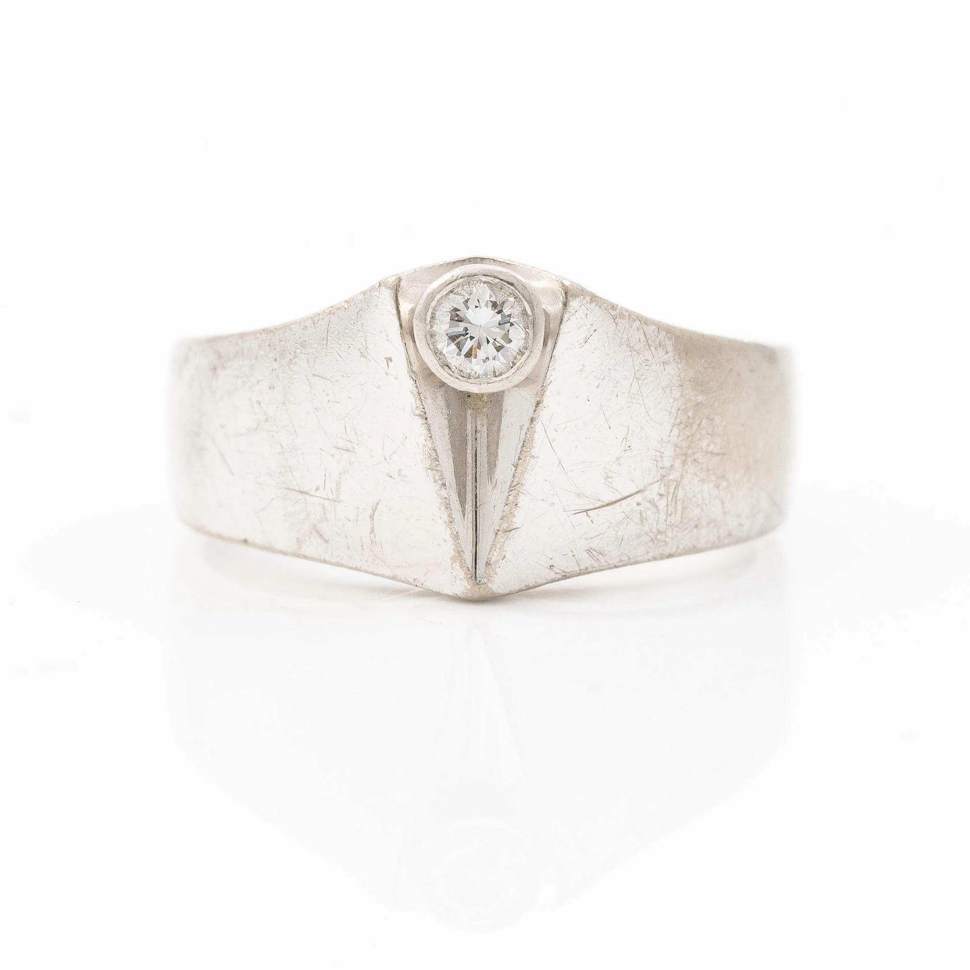 Ring, Juhani Linnovaara, 18K vitguld med briljantslipad diamant. Lapponia 1973. — Smycken/Ringar — Bukowskis