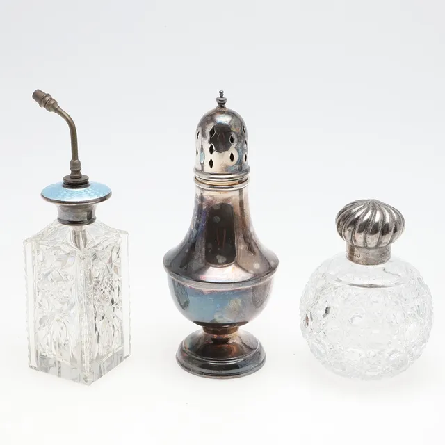 A GEORGE V VASE-SHAPED SUGAR CASTER.