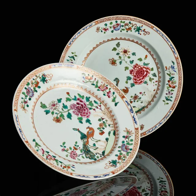 TALLRIKAR (2 st), kompaniporslin, Kina, famille rose, "double peacock", Qianlong (1735-1796).