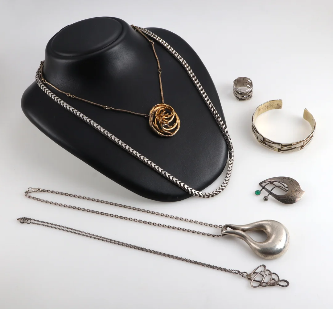 Hugo Grün and others. A collection of sterling silver jewelry (9) — Jewellery/Necklaces, pendants — Lauritz
