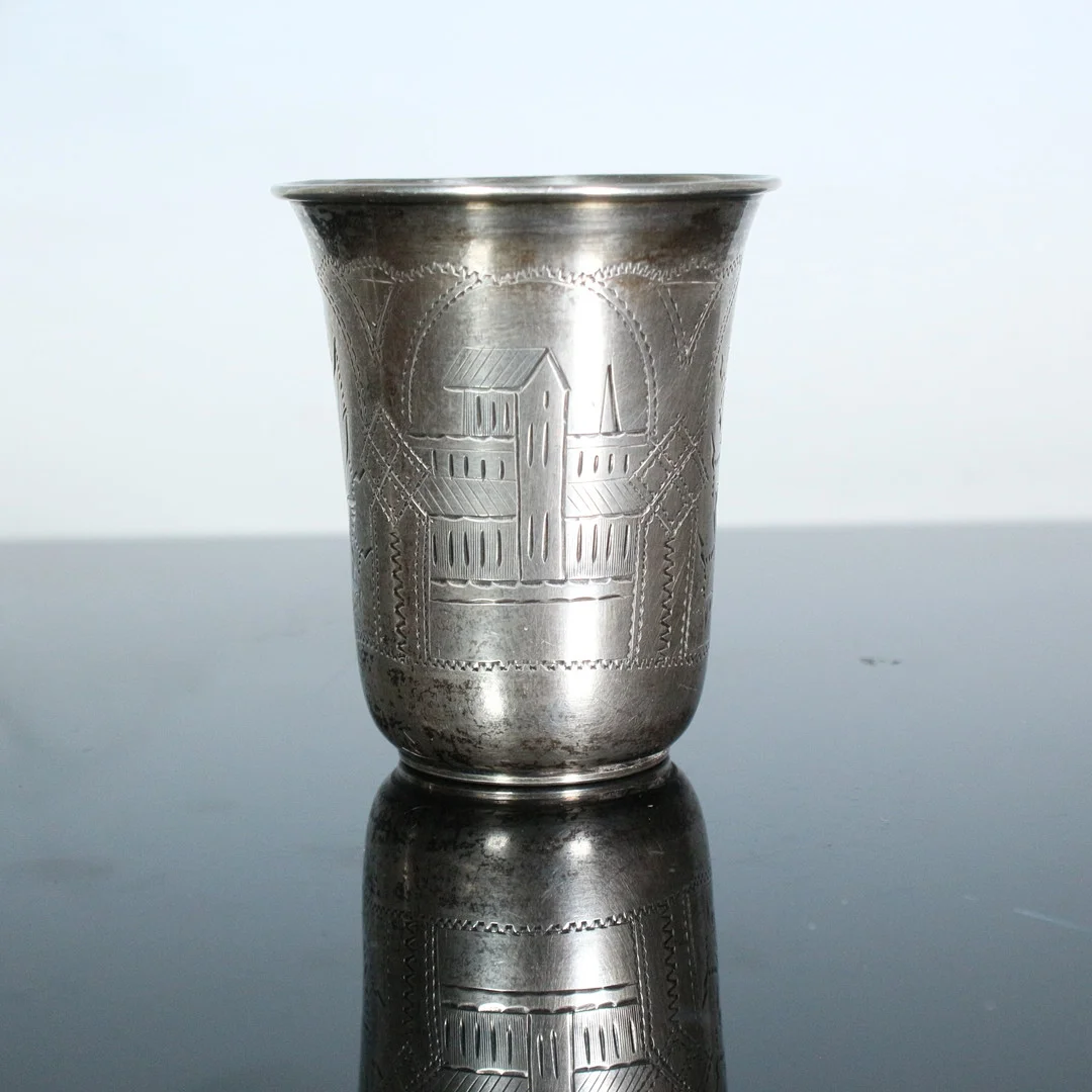 ANATOLI APOLLONOWITSCH ARTSYBASHEV. Wodkabecher mit eingravierter Kathedrale, 84 Zolotnik / 875er, Moskau, 1894. — Silver — Stockholms Auktionsverk Düsseldorf/Neuss