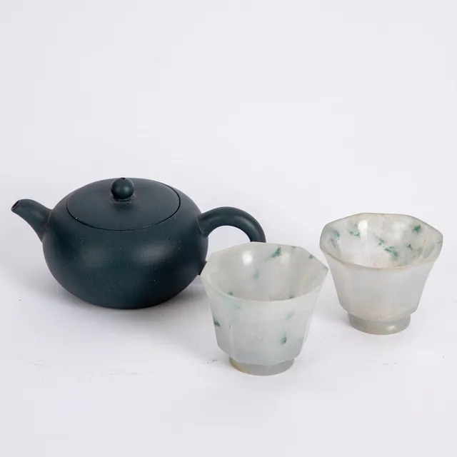 Paar Jadeit-Teetassen und eine Teekanne aus Yixing, China, 20. Jh. (3).