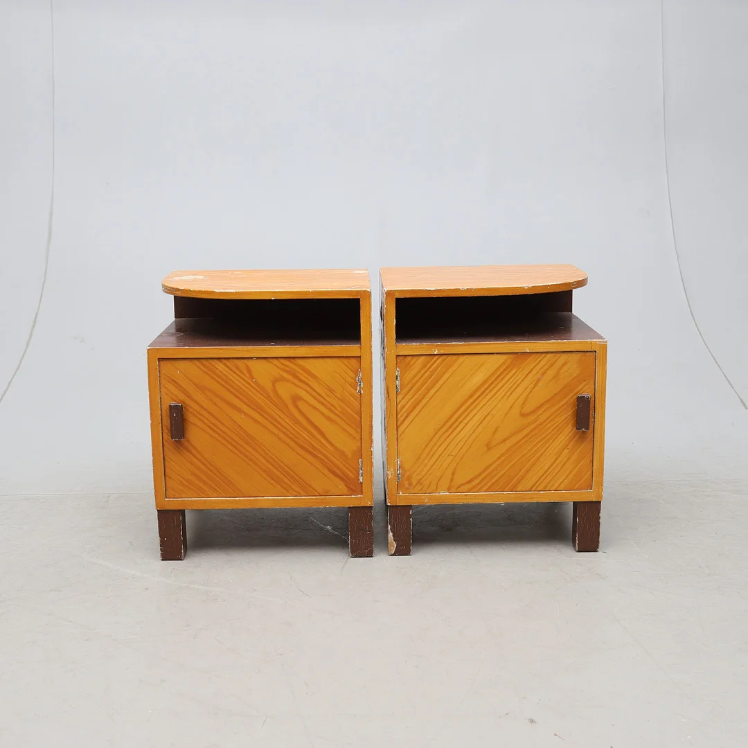 SÄNGBORD, ett par, imitationsmålade, Art Deco, 1900-talets första hälft. — Tables — Gomér & Andersson Norrköping