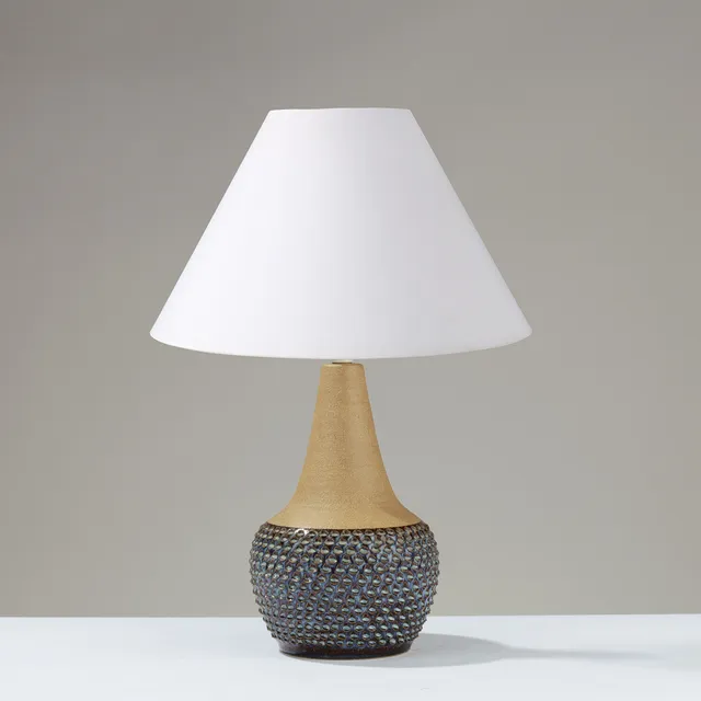 EINAR JOHANSEN (1906-80). Håndlavet bordlampe af delvist blåglaseret stentøj dekoreret med utallige små fordybninger, modelnr. 3058, Søholm, Bornholm, Danmark, 1950/60'erne.