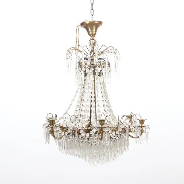 LJUSKRONA MED PRISMOR. Mässingsstomme med glasprismor. Empirestil, 1900-talets andra hälft.