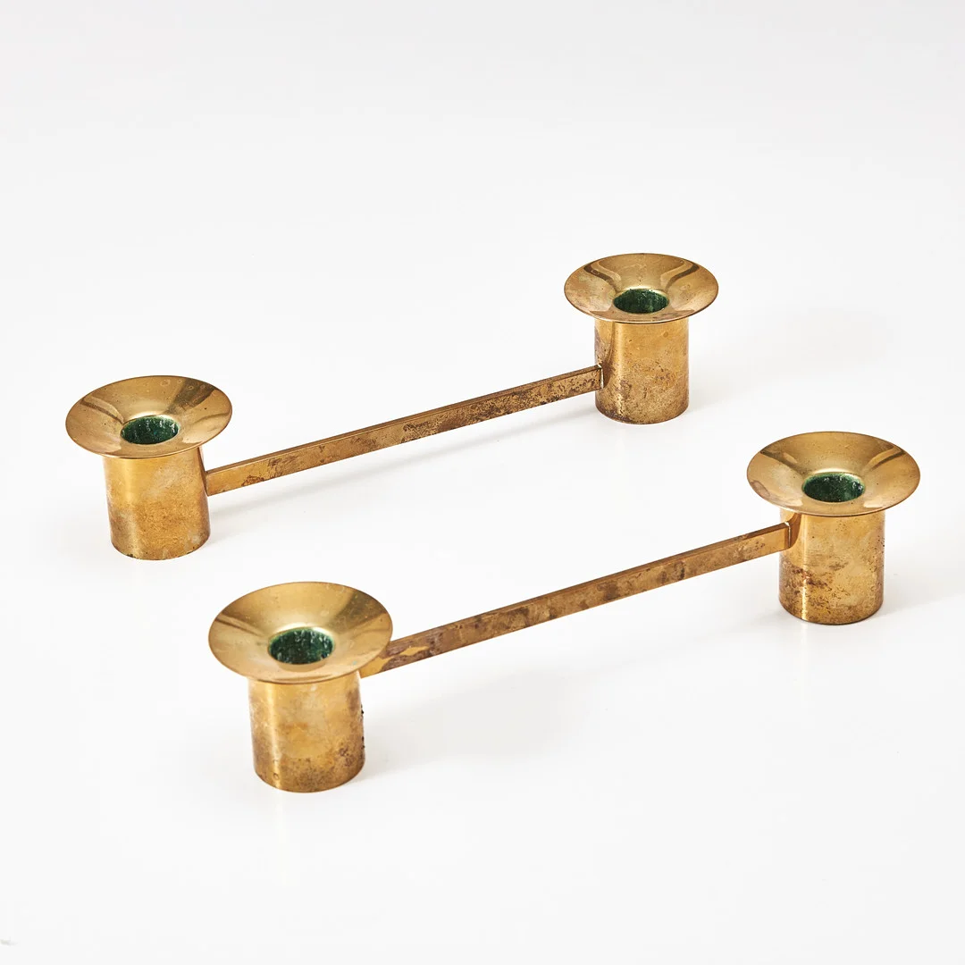SIGURD PERSSON. Ljusstake, mässing, "Lekljusstaken", märkt SIG.P, 1900-talets andra hälft. — Pewter, Brass & Copper — Stockholms Auktionsverk Magasin 5