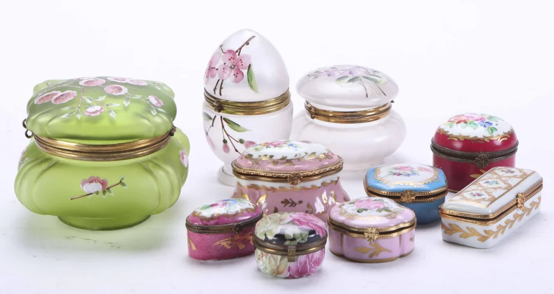 Porcelaine de Limoges etc. Collection of various porcelain/glass cases/boxes. (10) — Glass, porcelain and ceramics/Other glass, porcelain and ceramics — Lauritz