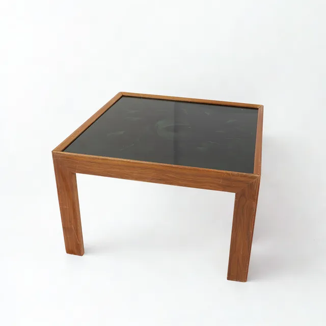 LAMPBORD, med skiva av bemålat glas, signerad J Hansson, 1970-tal, underrede i teak.