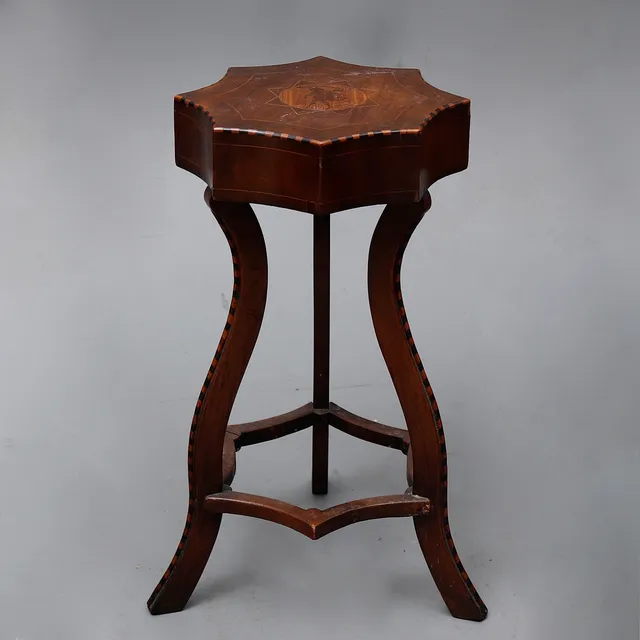 Elizabethan mahogany coffee table-pedestal with marquetry, second half of the 19th Century.