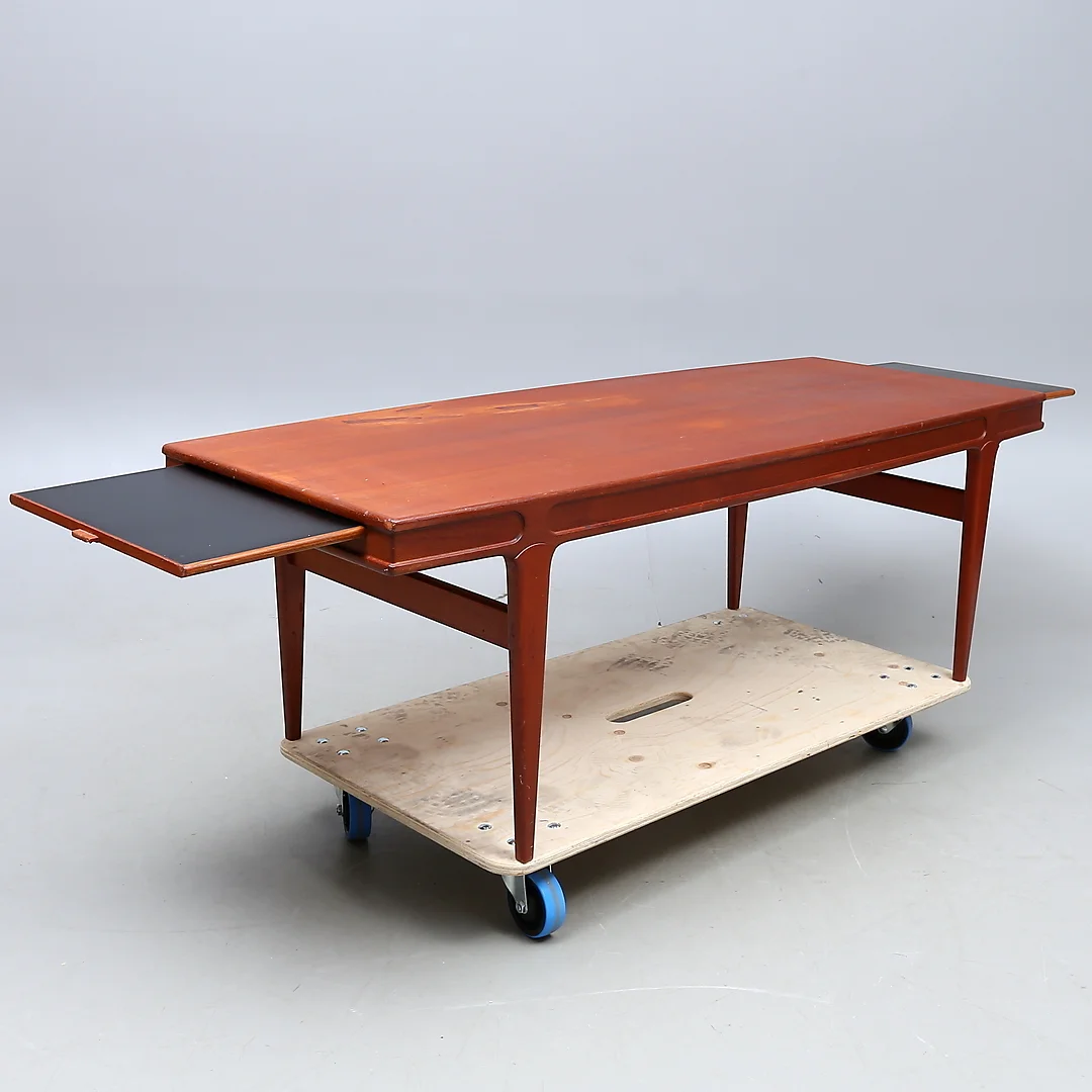 JOHANNES ANDERSEN. Soffbord, teak, med utdragbara skivor, Trensum, 1960-tal. — Tables — Auktionshuset Kolonn