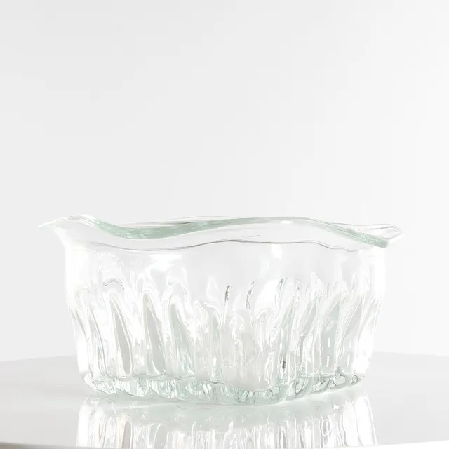 PER LÜTKEN (F. 1916, D. 1998). "Våd lerform" skål i hvidt glas med riflet sider. Unika. For Holmegaard glasværk, Danmark.