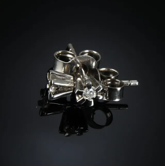 Pair of solitaire earrings (2)