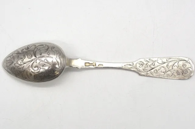 ANTIKER RUSSISCHER 875 SILBER/84 ZOLOTNIKI LÖFFEL MIT AUFWENDIGER ZISELIERUNG ,MOSKAU, DATIERT 1850.