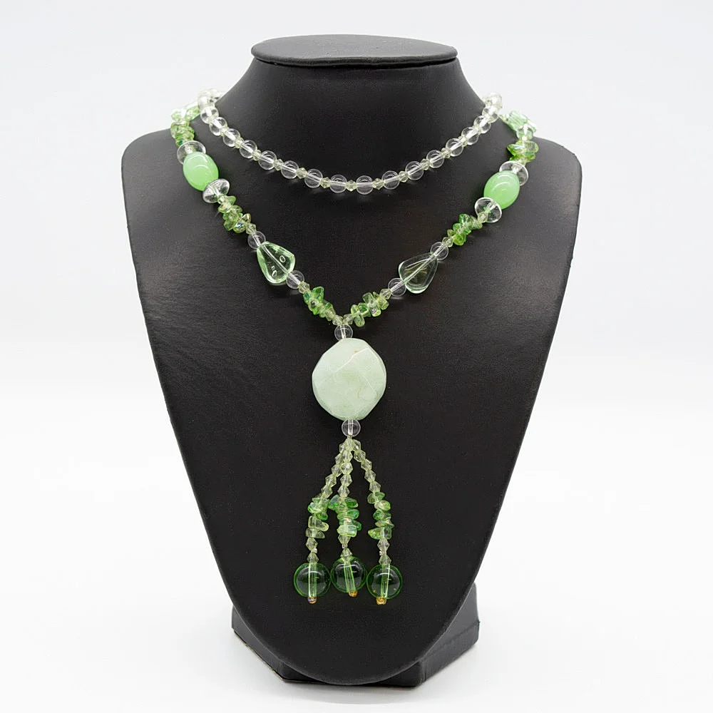 COLLIER MIT EINEM GROSSEN JADEEDELSTEIN UND VERSCHIEDENEN GLASFARBSTEINEN IN GRÜN UND KLAREM GLAS, ENDLOSKETTE. — Necklace — Kunst- und Auktionshaus Kleinhenz