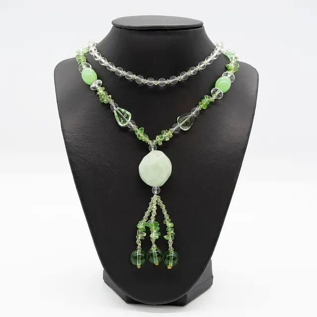COLLIER MIT EINEM GROSSEN JADEEDELSTEIN UND VERSCHIEDENEN GLASFARBSTEINEN IN GRÜN UND KLAREM GLAS, ENDLOSKETTE.