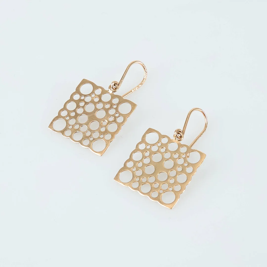LIISA VITALI. Örhängen, "Pitsi", 14K guld, Kultakeskus, Helsingfors 1970. — Earrings — Stockholms Auktionsverk Helsinki