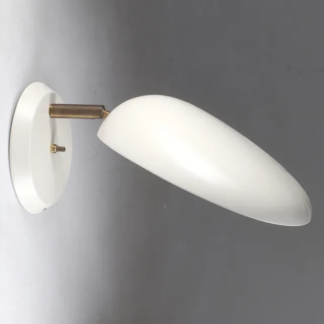 GRETA GROSSMAN. Vägglampa "Kobra", mässing och lackerat aluminium, 1900-talets mitt.