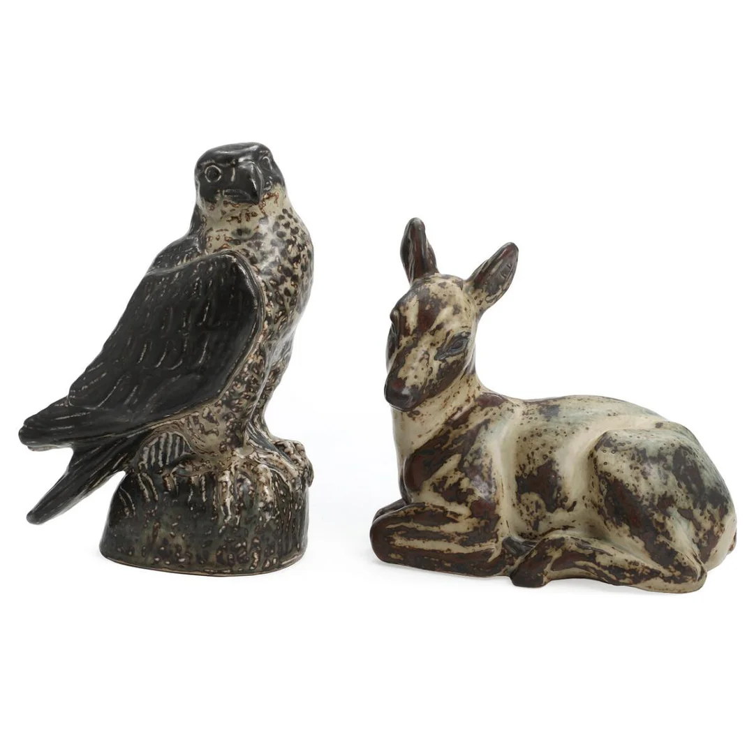 Knud Kyhn: Deer and peregrine falcon. Two stoneware figurines. Royal Copenhagen. H. 22 and 27 cm. (2) — Modern Decorative Art — Bruun Rasmussen