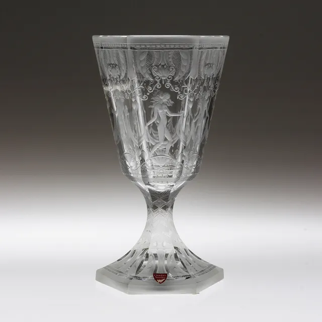 SIMON GATE. POKAL. Glas med slipad dekor. Sex gracer. Signerad: Orrefors Gate 1541982 H. Williamsson.
