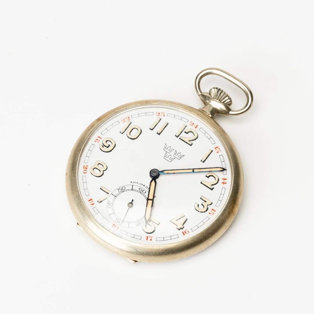 FICKUR, "Tre kronor", manuell, ankargång, vitmetall, 1900-tal. — Pocket & Stop Watches — Auktionshuset Kolonn