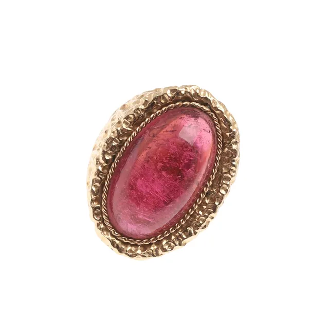 A TOURMALINE AND 14CT GOLD RING.