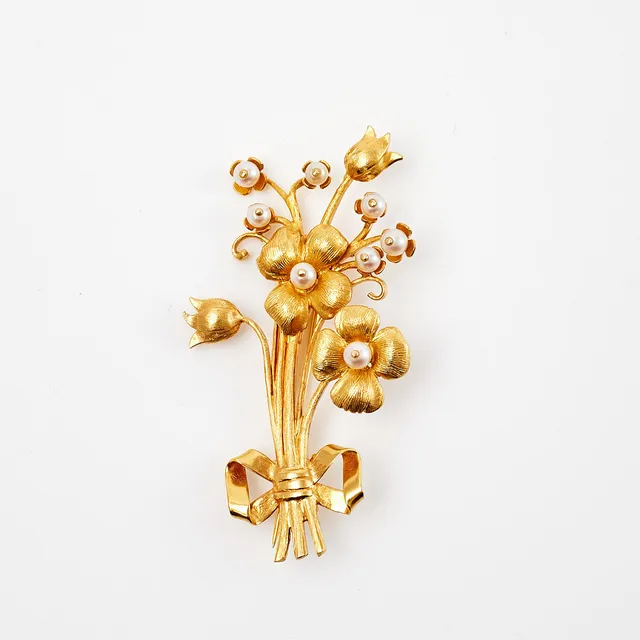 BROSCH, 18 k guld, odlade saltvattenspärlor, i form av bukett, Jonssons Guldsmedsverkstad Axel, Stockholm 1948.