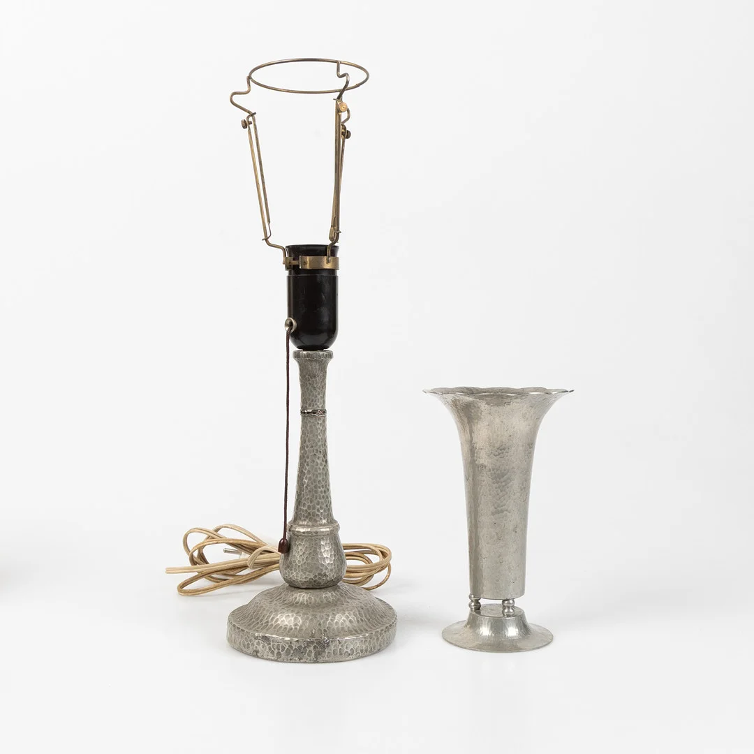 BORDSLAMPA SAMT VAS, tenn, 1910-30-tal. — Table Lamps — Stockholms Auktionsverk Helsingborg