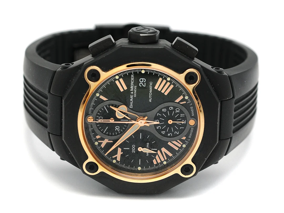 BAUME & MERCIER, Genève, Riviera XXL (200 Meters), Cal ETA , Serie nr. 5062307 , Ref nr. MOA08758, Boett nr. 65608, kronograf, herrur, 43 mm, svarteloxerat stål/rosé guld, automatisk, safirglas, datum, integrerat gummiband, viklås, Ref nr. PM MF, ca 2007. — Klockor/Baume&Mer — Kaplans