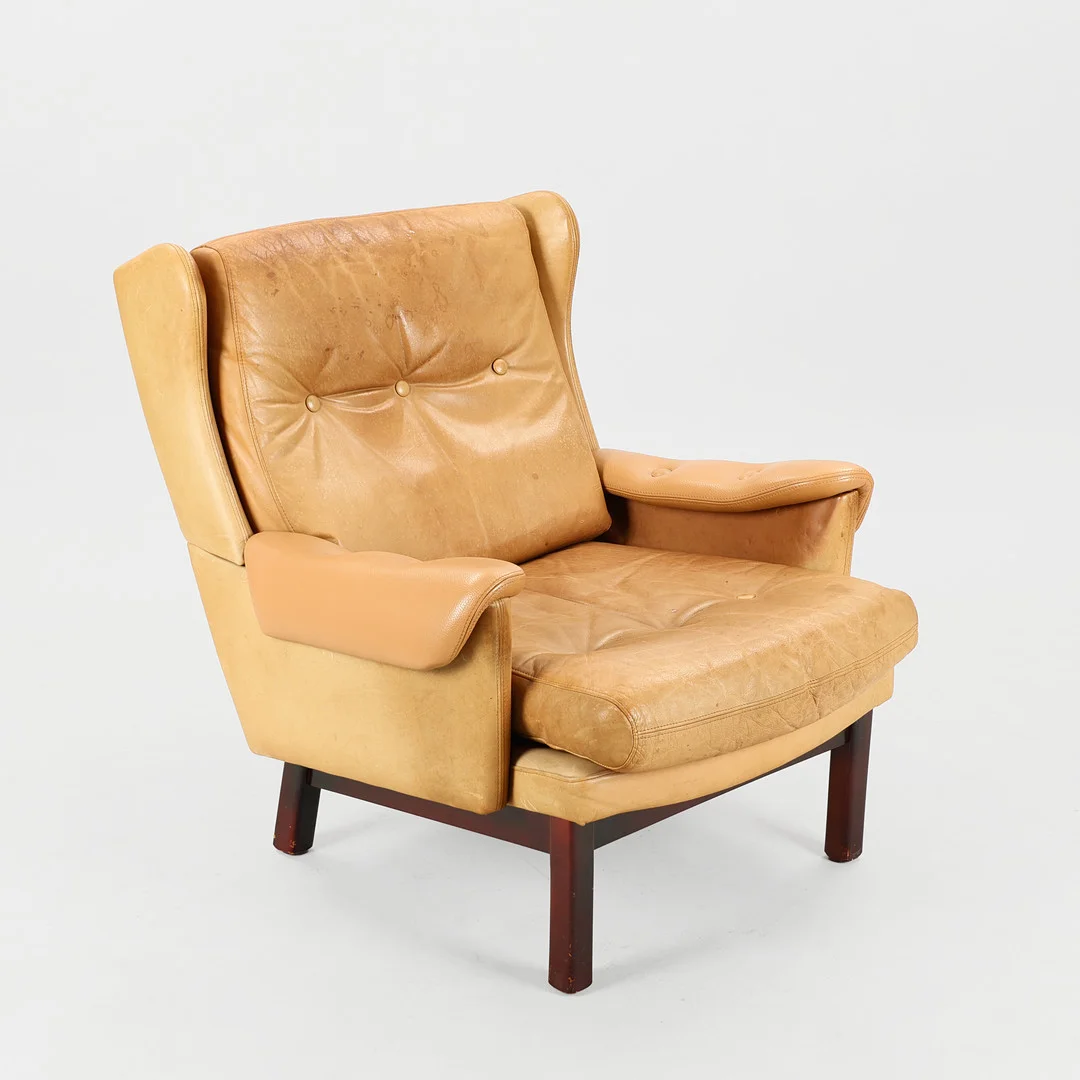 Lænestol betrukket med brunt skind, ben af bejdset bøg, Danmark, ca. 1970'erne. — Armchairs & Chairs — Palsgaard Kunstauktioner