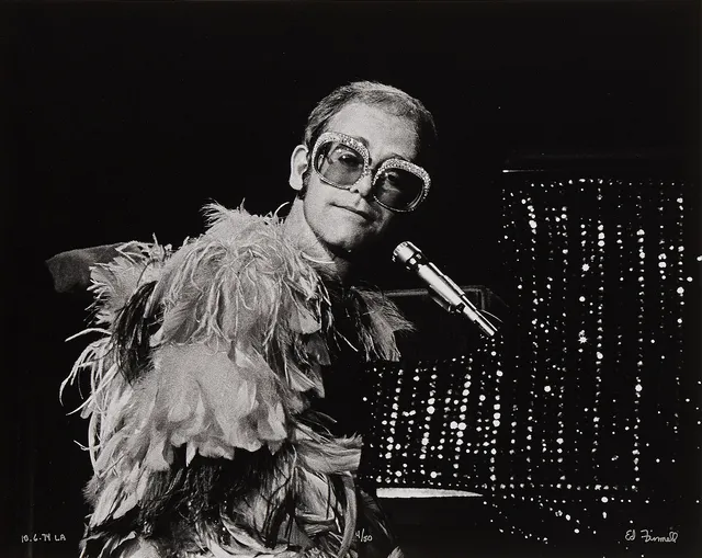 ED FINNELL (USA/SVERIGE, FÖDD 1956). Elton John, "Goodbye Yellowbrick Road Tour", analogt (darkroom made) silvergelatin fotografi.