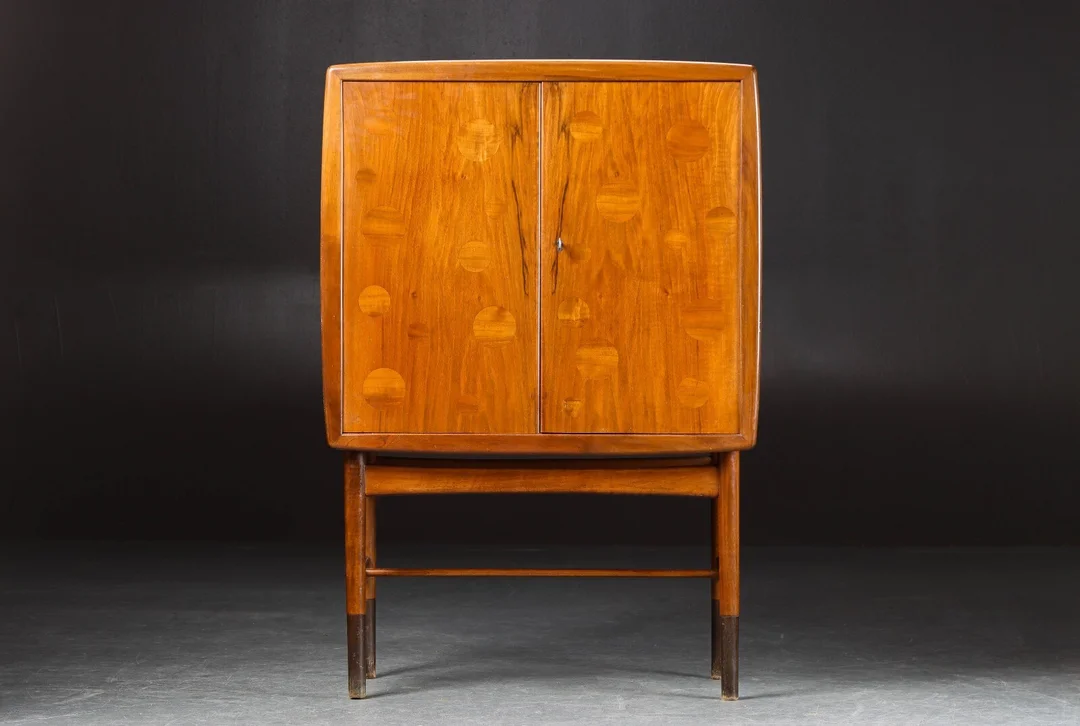 Kurt Østervig. Barskab af nøddetræ, 1950'erne — Furniture/Cabinets, chests of drawers — Lauritz