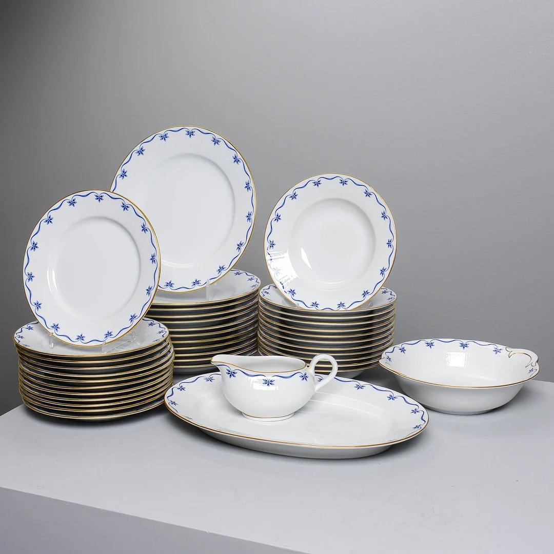 PIA RÖNNDAHL. Matservis för 12 personer, "Mårbacka" Rörstrand (39 delar). — Tableware — Formstad Auktioner