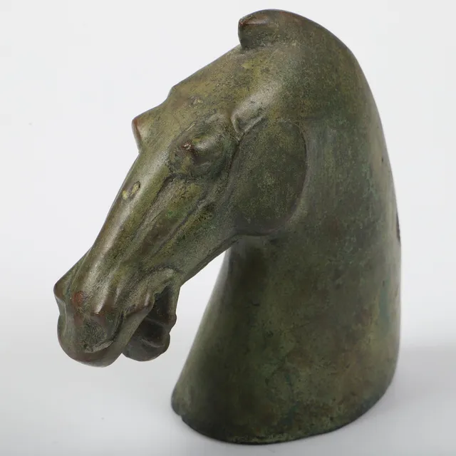 SKULPTUR, hästhuvud, efter Han-perioden, patinerad brons, Kina, 1900-tal.
