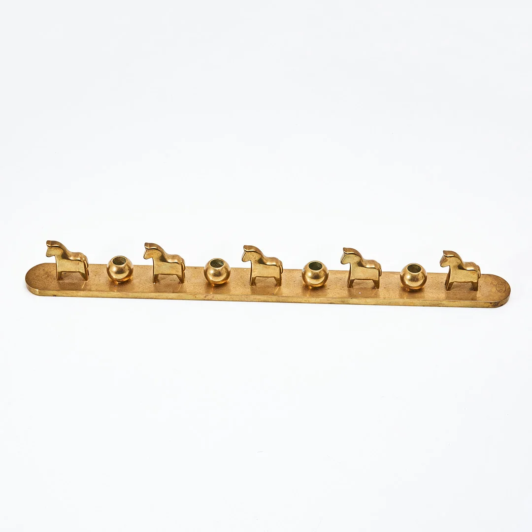 LOTTA HORN. Adventsljusstake, "Nocturnus", mässing, Reijmyre mässingsbruk. — Candlesticks — Stockholms Auktionsverk Magasin 5